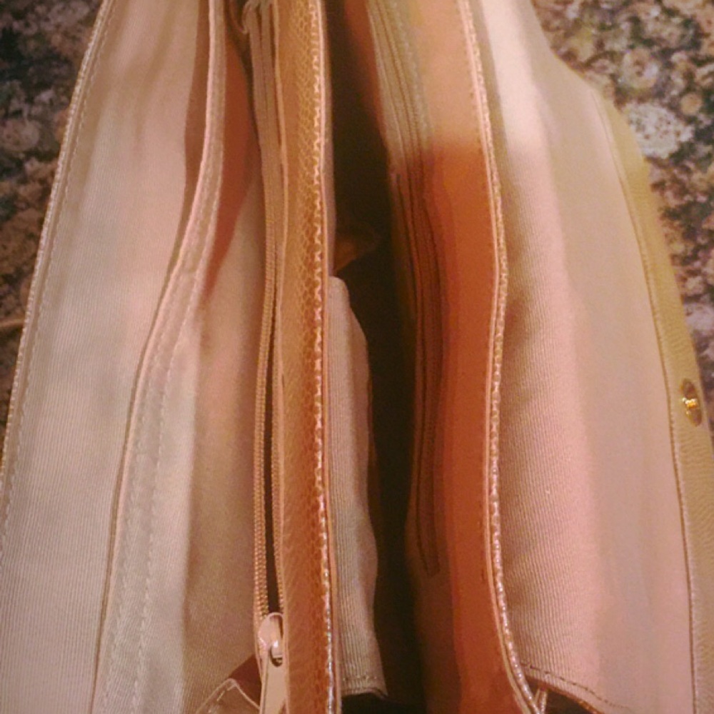 MEDALLION  Cute Crossbody Hand Bag w inside Wallet - Picture 5 of 8